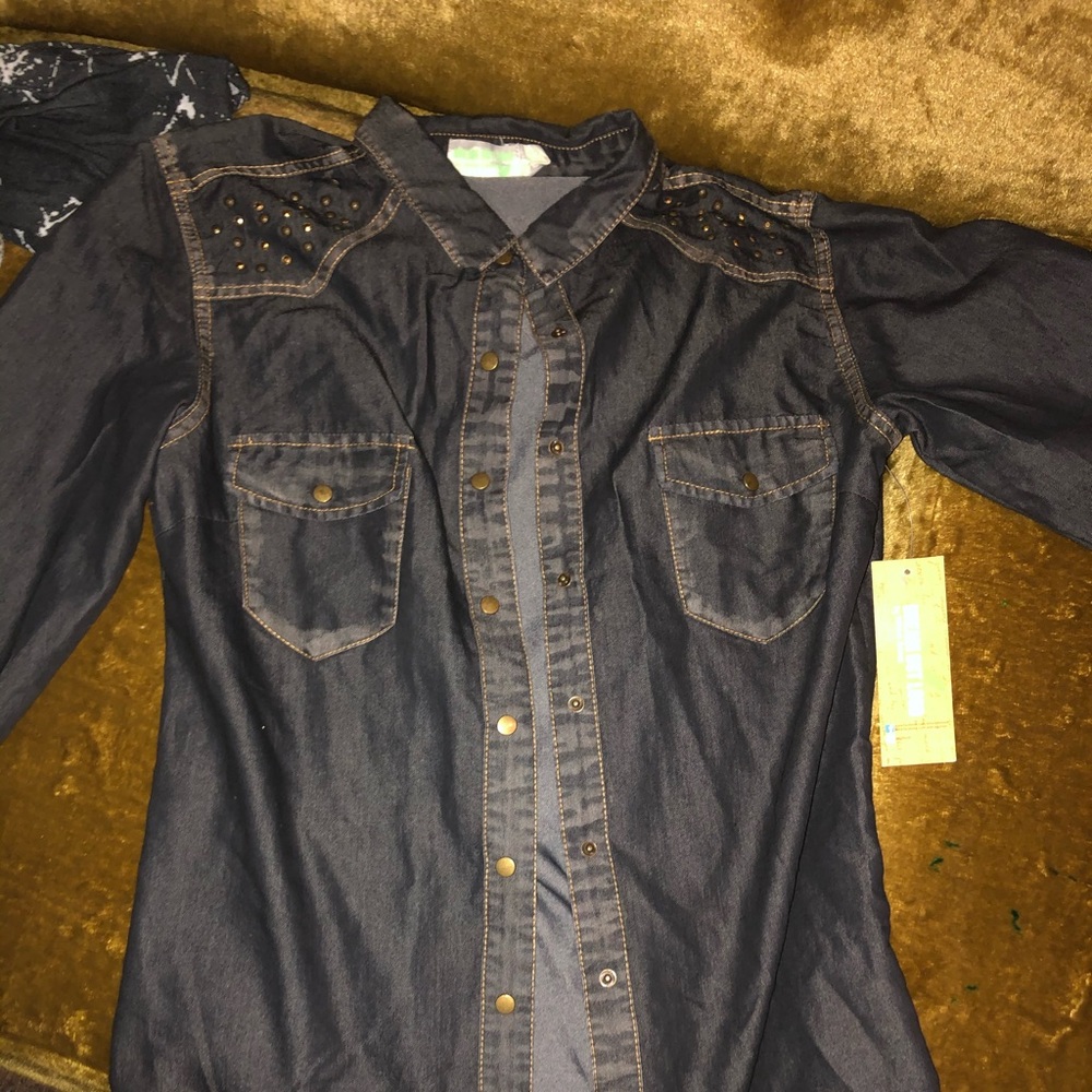 Women’s button up top